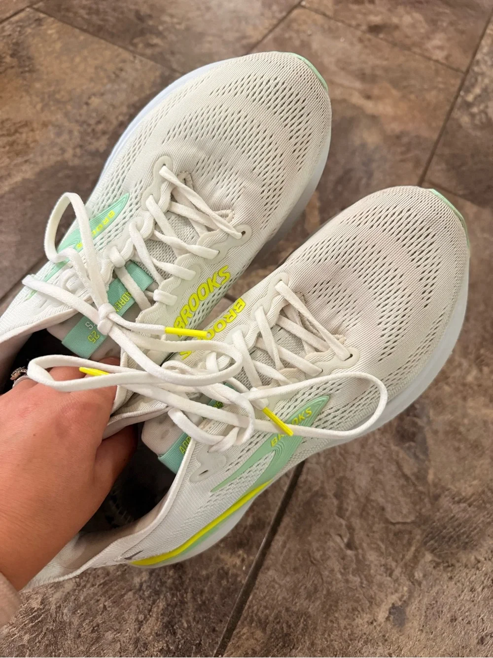 White Brooks Adrenaline GTS 25 Women’s size 10.5